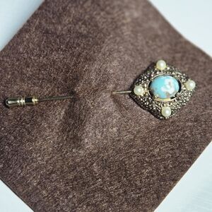 Sarah Coventry "Remembrance" Brooche Pin In Gold and Blue Brooch
